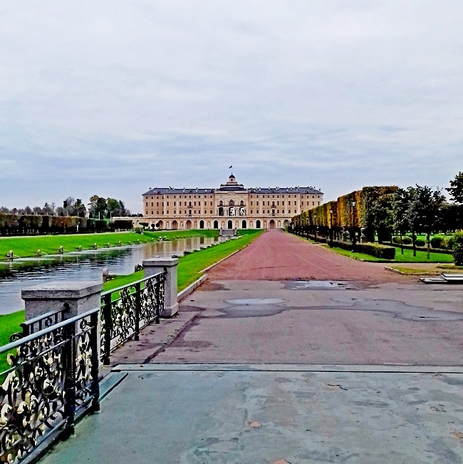 Вид из парка на Константиновский дворец /фото из личного архива, 2016/