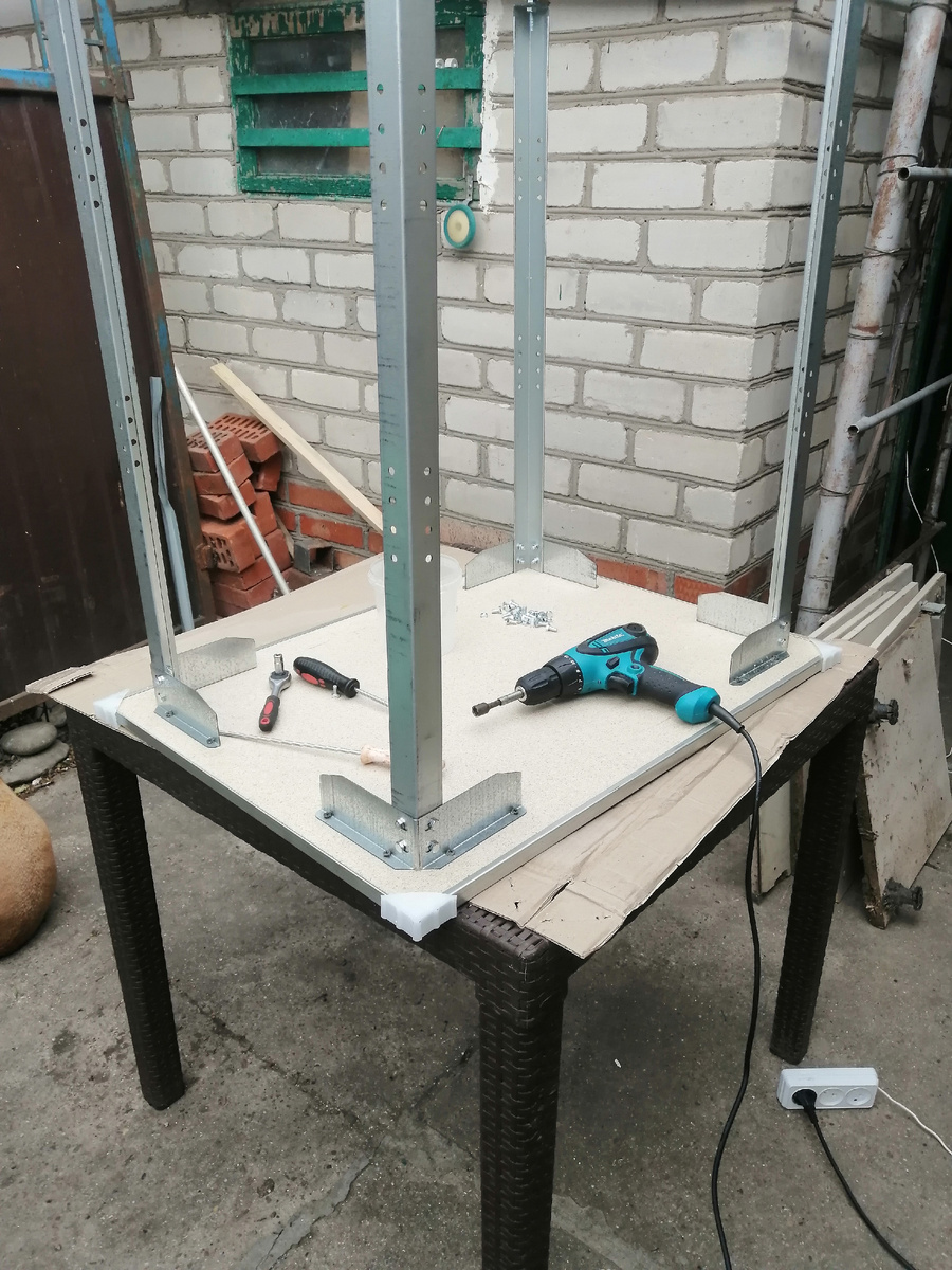 Собираем стол.