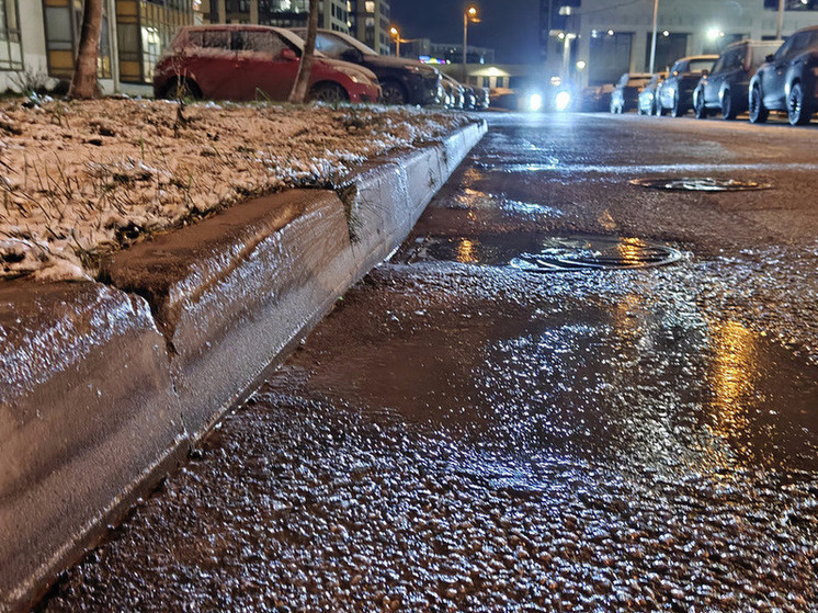     На дорогах сложная обстановка — гололедица. Фото: архив МК в Питере