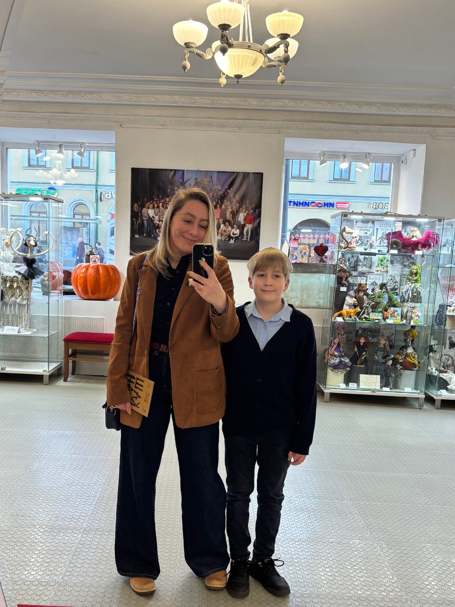 Фото автора. В фойе кукольного. Пете только что выставили в ведомость «пять» за ВПР по русскому. Пятница удалась ))