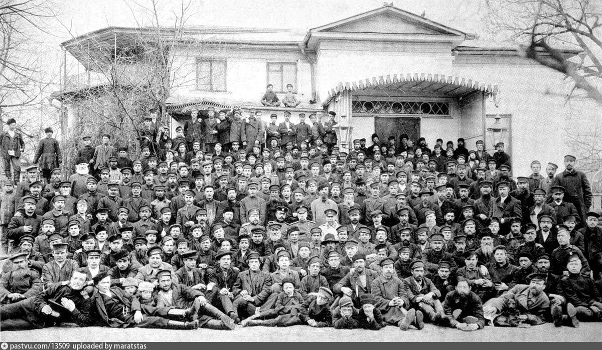 Завод Бромлей. У дома заводоуправления. 1907, Фотография рабочих завода, выполненная по случаю пятидесятилетия предприятия (1857-1907). Автор: Э-Л. Шентер.
