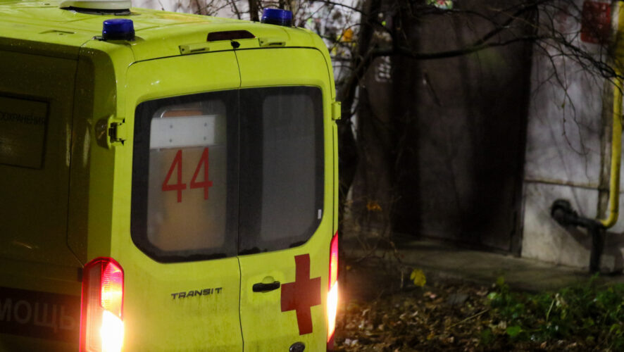 Спасатели в Альметьевске сняли мальчика с горки, с которой он не мог выбраться