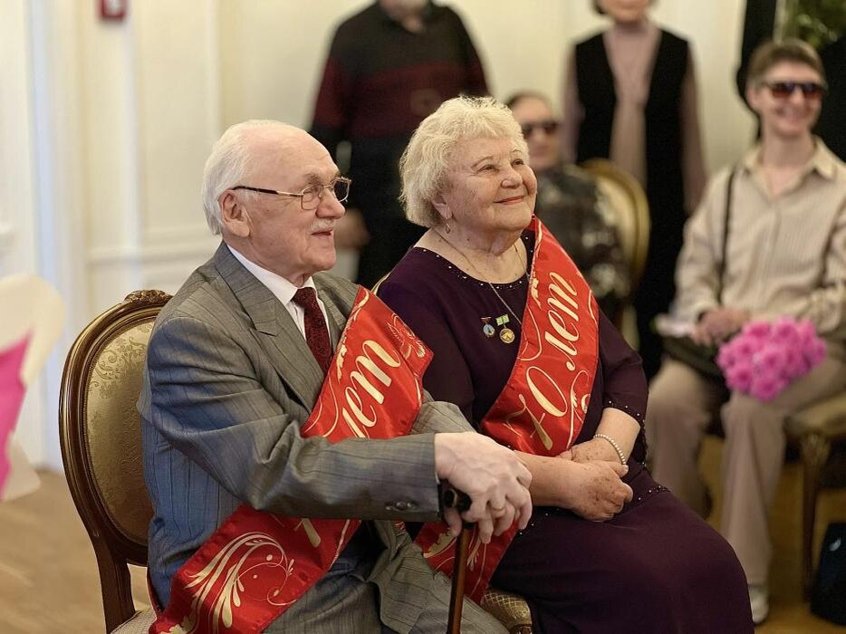 Композитор гимна Пскова Николай Мишуков и его супруга Лилия отметили 70-летие совместной жизни
Фото: канал Бориса Елкина в мессенджере MAX
