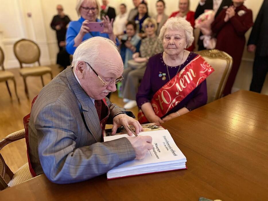 Композитор гимна Пскова Николай Мишуков и его супруга Лилия отметили 70-летие совместной жизни
Фото: канал Бориса Елкина в мессенджере MAX