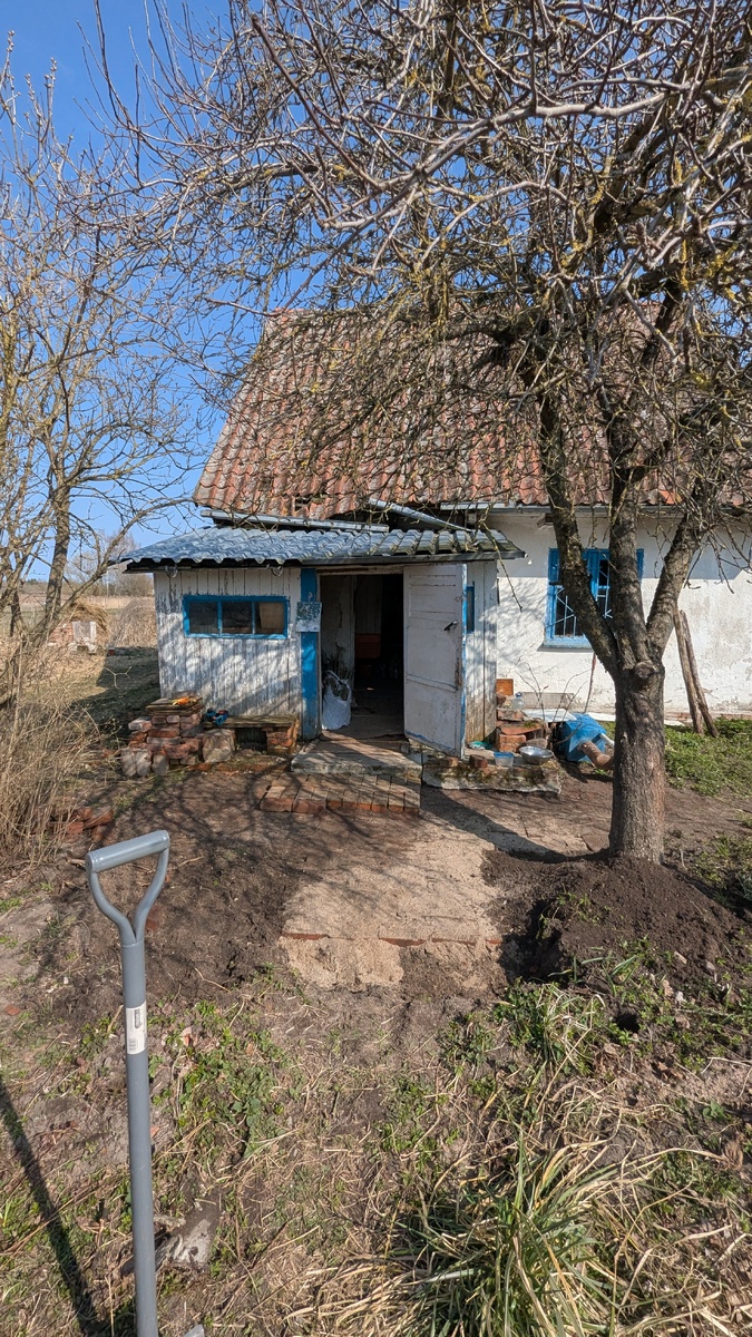 кирпич скрывался под слоем чернозема в 10-15 см.