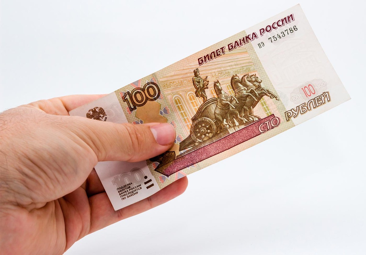 Пользование карточкой увеличивает расходы. Фото Freepik: freepik.com/free-photo/closeup-shot-person-holding-some-cash-white-isolated_10303397.htm 