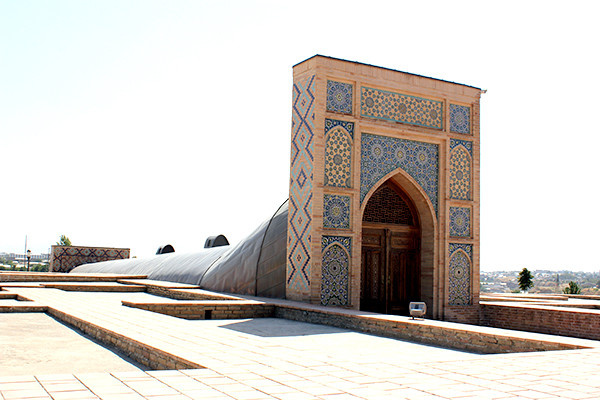Фото Обсерватории (взято с сайта https://samarkandmuseum.uz/muzei-dlya-menyu/memorialnyi-muzei-i-observatoriya-mirzo-ulugbeka)