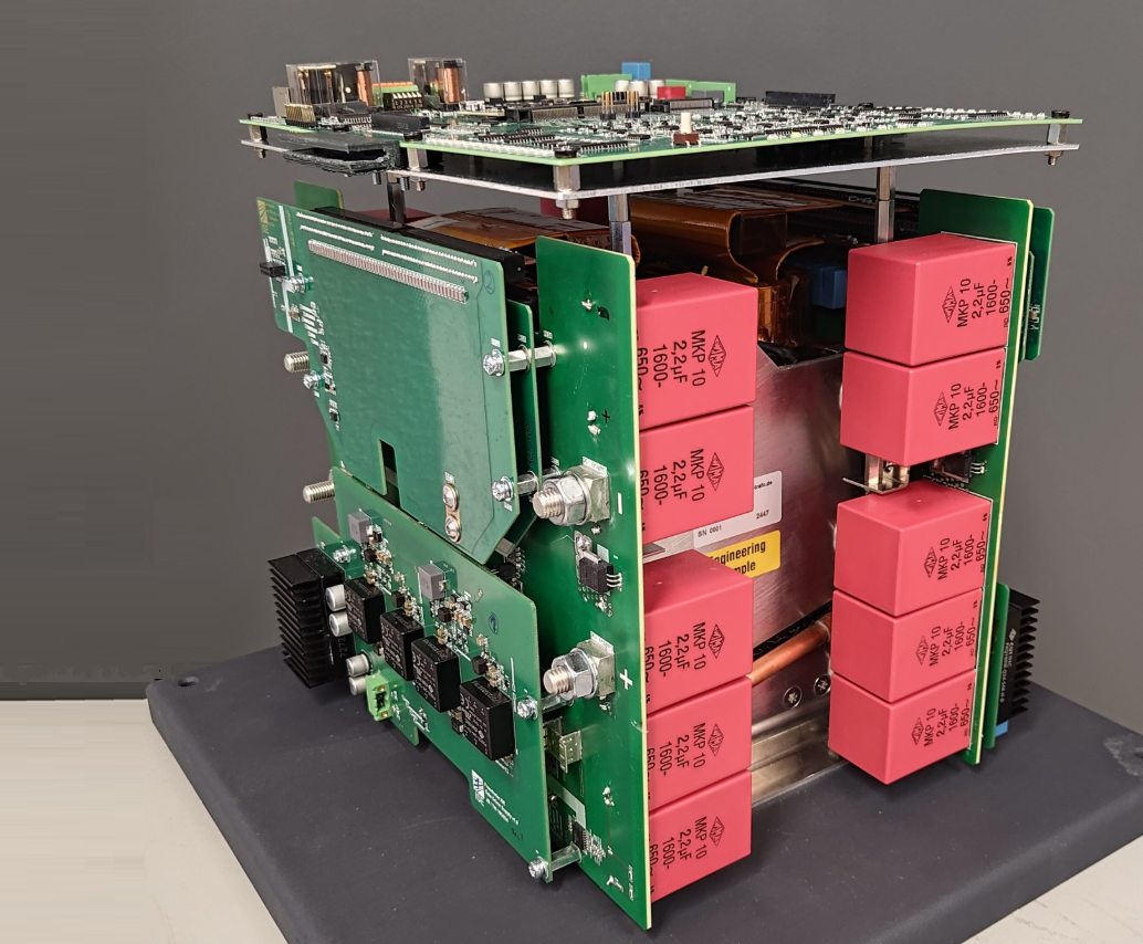 Гальванически изолированный DC/DC преобразователь с выходной мощностью 250 кВт, КПД 99,26% и объемной удельной мощностью 9 кВт/л (без охладителя и вспомогательного источника питания).