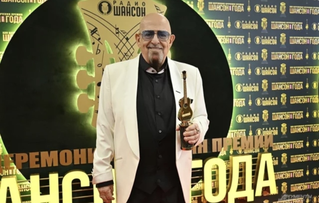 Между прочим и сама награды у Премии «Радио Шансон» выглядят музыкально. Никаких там металлических тазиков с яблочками. Из интернета 