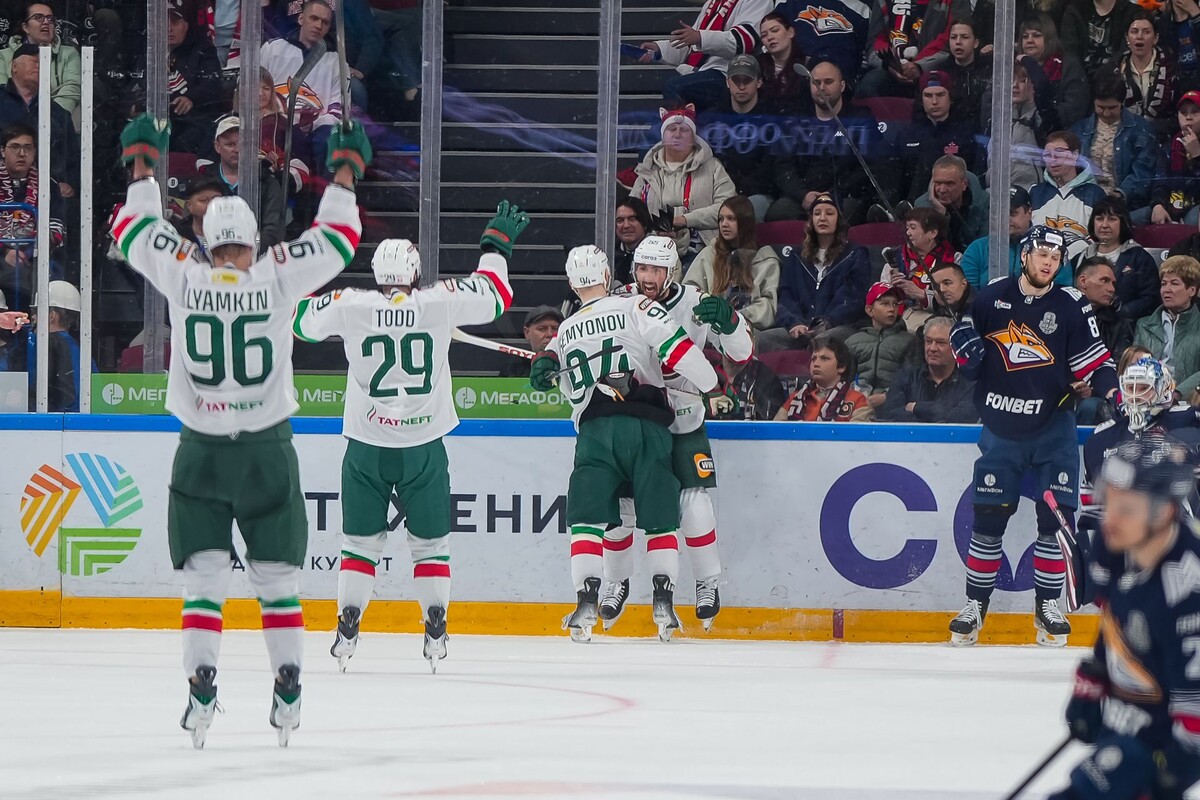 Фото из открытых источников ("Ак Барс" забрасывает шайбу)