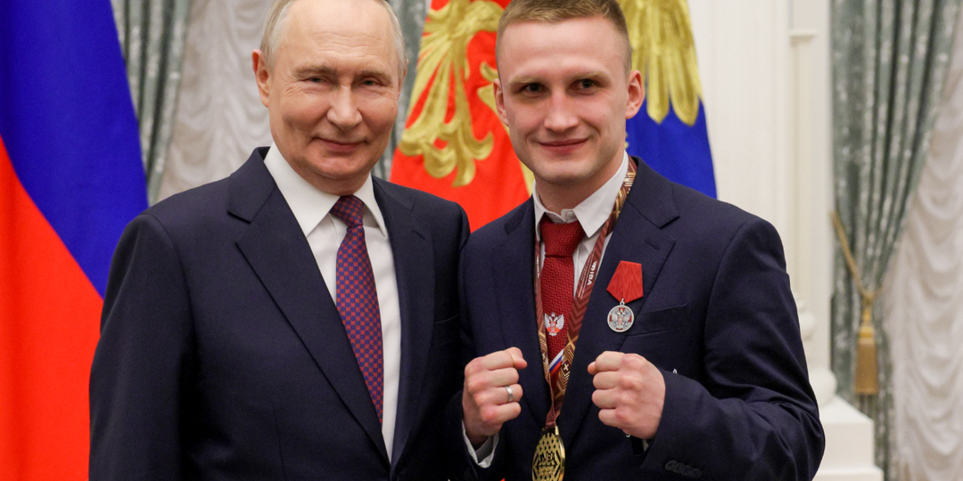 Путин в шутку посоветовал боксеру Шумкову продолжать кусать соперников