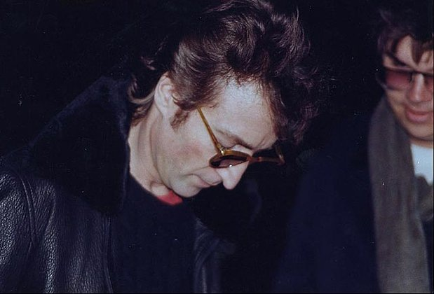 Джон Леннон подписывает копию альбома "Double Fantasy" Марку Чепмену - своему убийце. За несколько часов до смерти