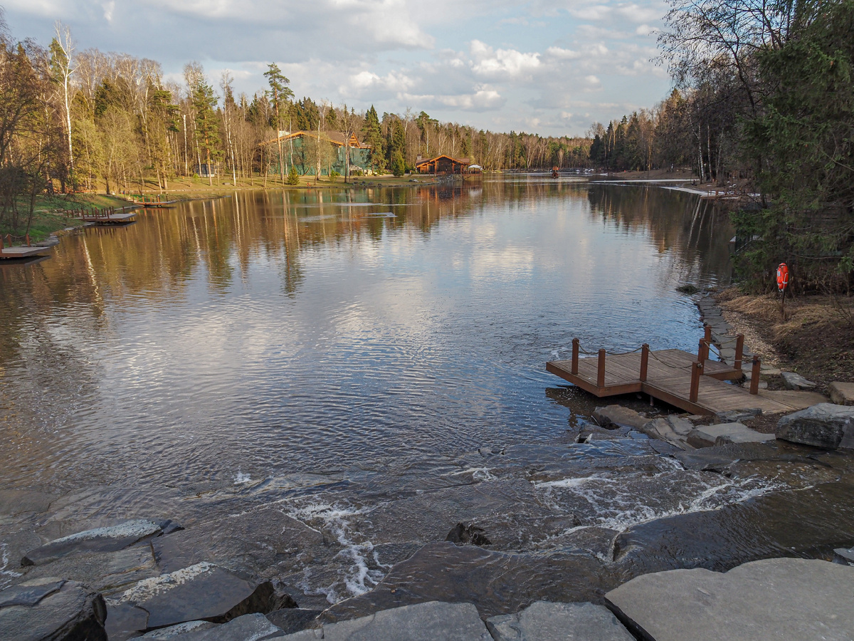Небольшой водопад, шумящий ступенчатым каскадом. Фото Павел Каманин 