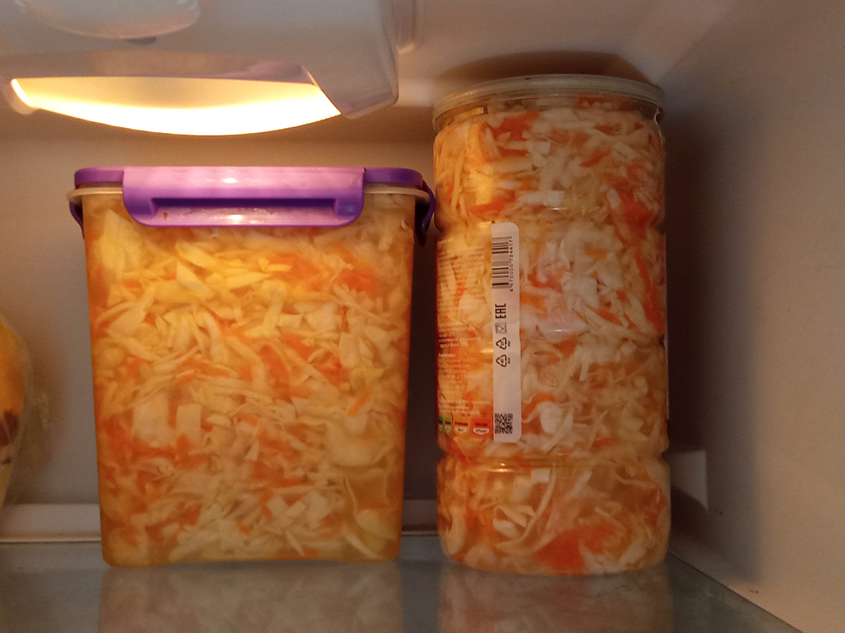  Квашеная капуста стоит в холодильнике.  