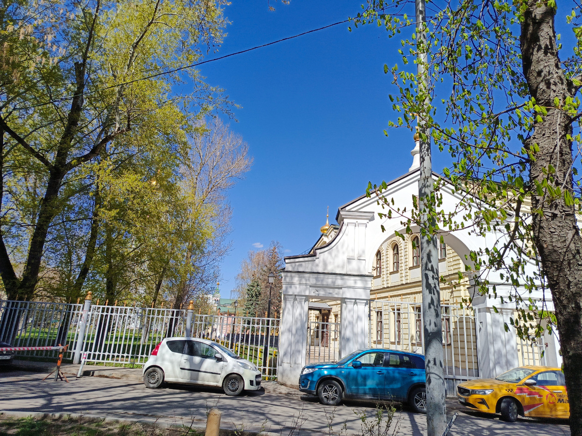Фото 1 - вид на комплекс Духовного центра "Рогожское" со стороны улицы Рогожский посёлок.