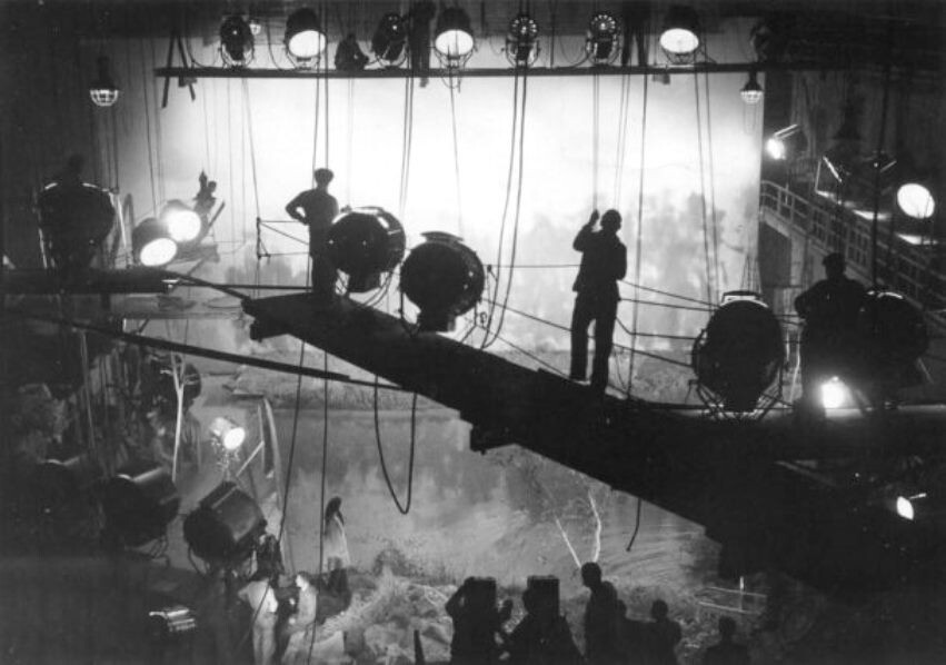 В павильоне "Мосфильма" на съёмках фильма "Каменный цветок" (1946).