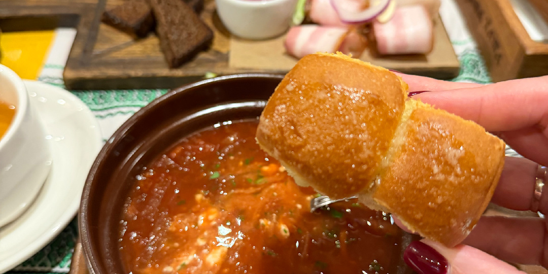 Борщ за 750₽ в центре Петербурга: стоит ли идти в «Пузата Хата» на Некрасова?