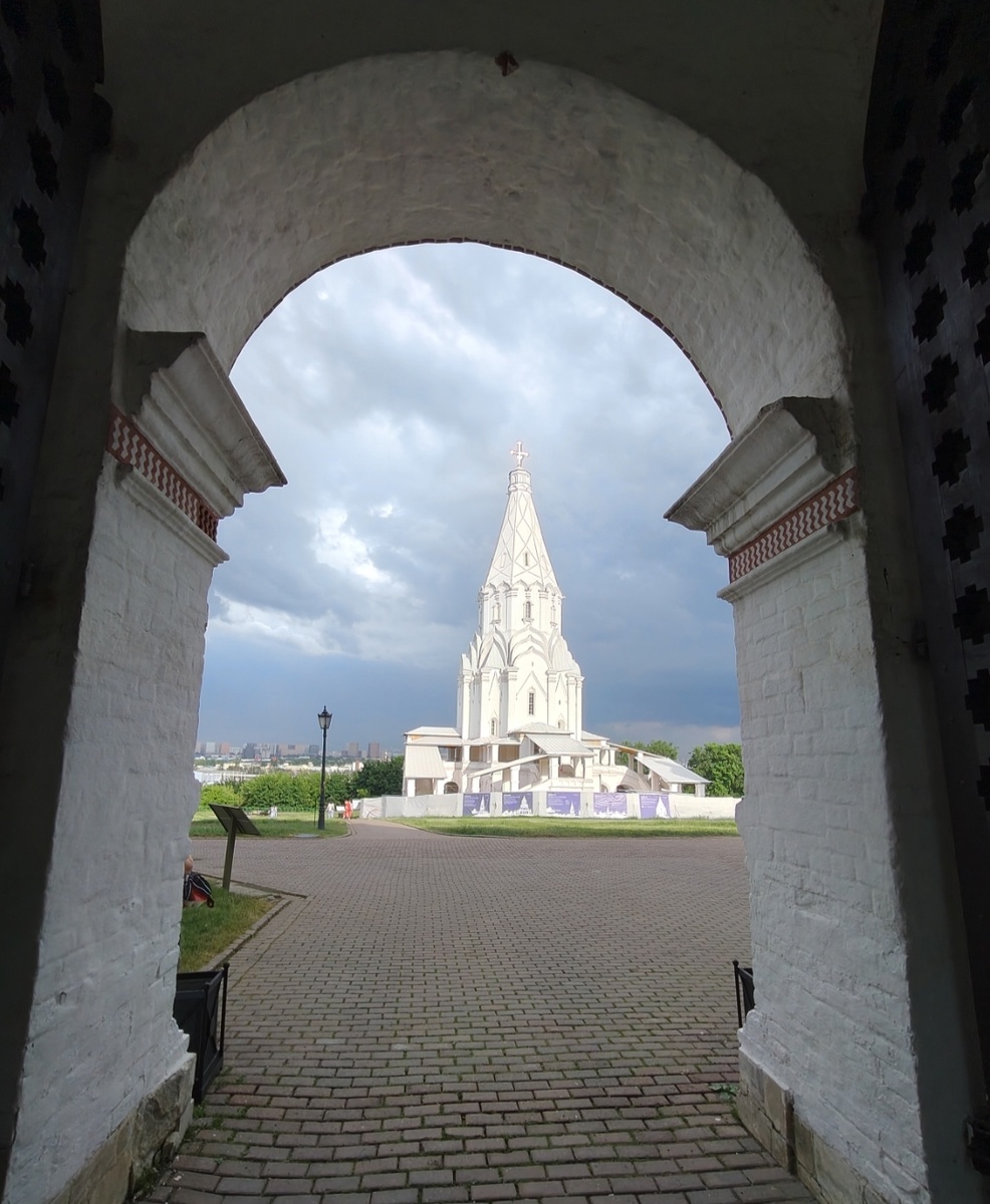 Белоснежный храм в Коломенском (фото автора)