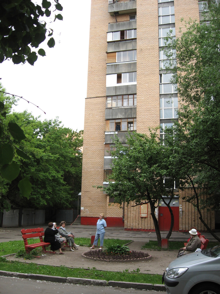 Дворик между нашим и соседним домом в Новогиреево. Фото автора.