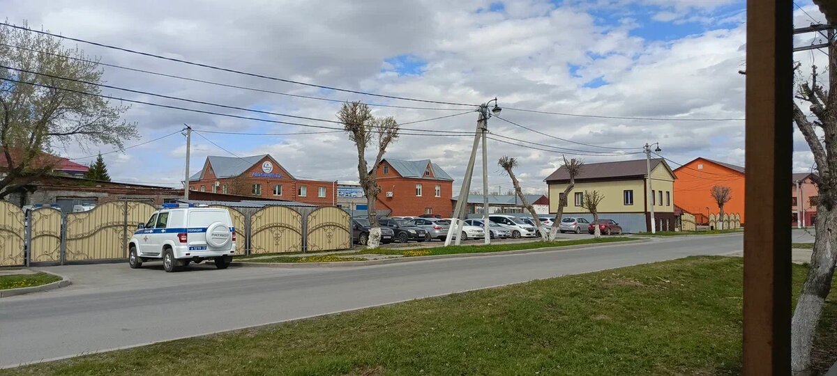 На месте дома, в котором родился Анатолий Иванович Васильев сейчас парковка. На улице Малая Садовая между домами 51 и 55