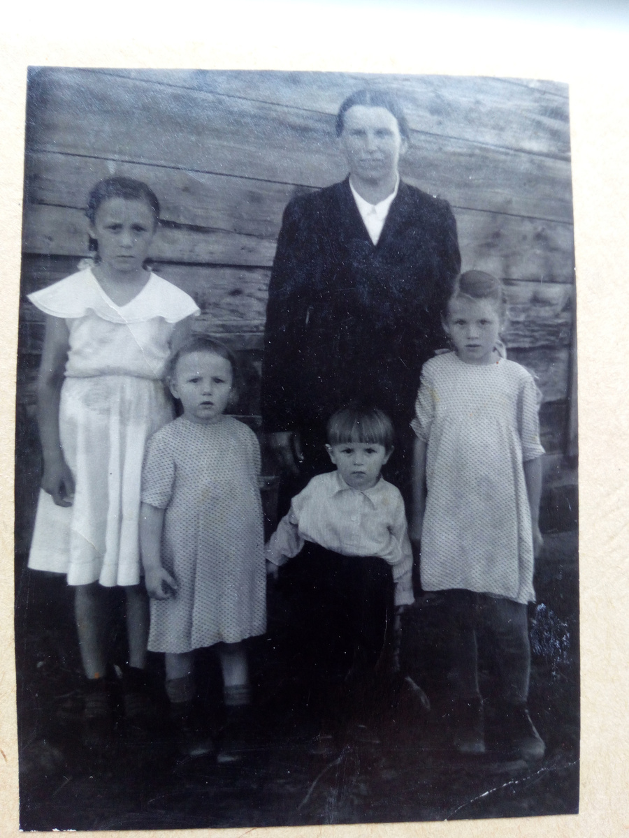 1958 год. Усть-Тулатинка , Чарыш. Мама и все мы. Я справа, Вова, Тома и Аня слева... С мамой
