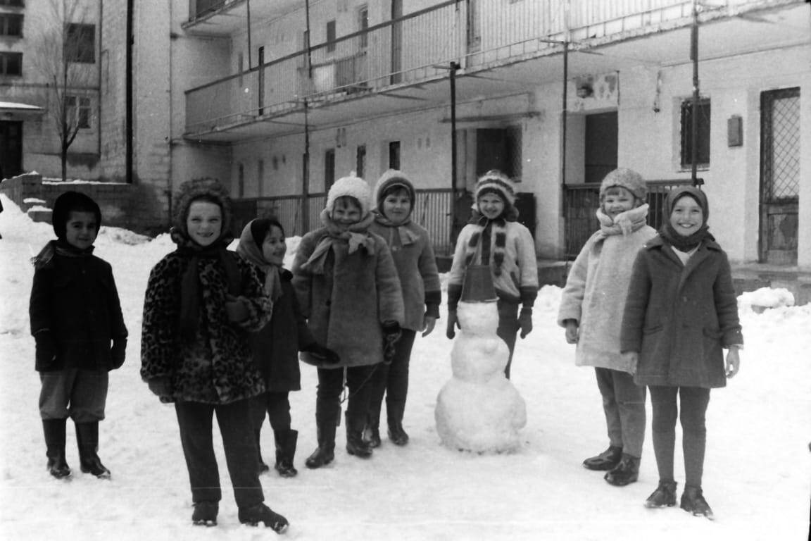 Мой дом 17 и наша домовая команда. Снег был большой редкостью. Все такие счастливые!