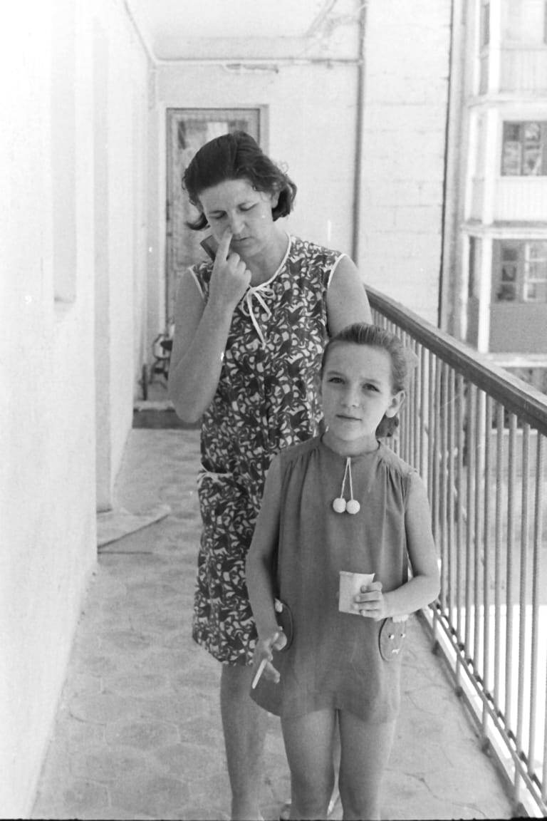 Мама меня, видимо, поймала на балконе, чтобы сделать хвост.