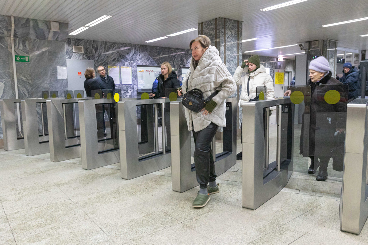 Сегодня доступ в подземку осуществляется уже не по жетонам, как в далекие 90-е, а по Face ID.  Фото: ФедералПресс / Иван Кабанов