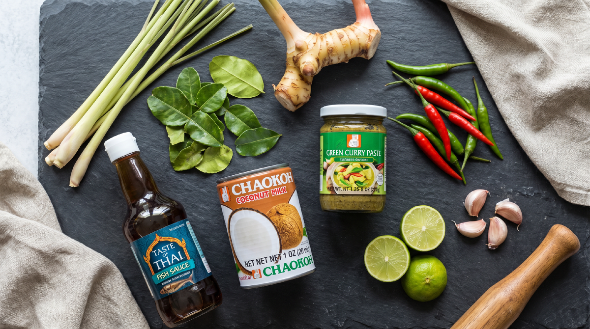 Вот они — тайские ингредиенты которые пугают в рецептах. Большинство продаётся на маркетплейсах, некоторые — в обычном супермаркете. Одна закупка на 700 рублей — и вы готовы к трём блюдам из этой статьи