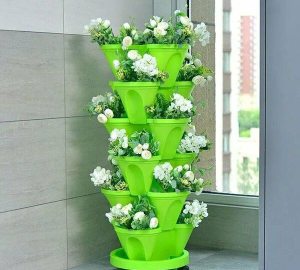 Собрал вертикальную грядку на 6 ярусов с колёсами — цветочный каскад стал украшением участка