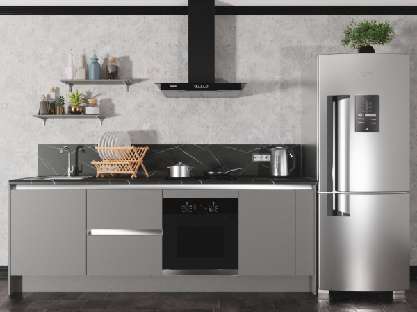 На фото — интерьер, который можно назвать эталоном современного подхода к дизайну рабочей зоны. Это не просто набор шкафов и техники — это продуманная композиция, где функциональность встречается с эстетикой, а монохромная палитра не выглядит холодной благодаря грамотной работе с фактурами, светом и живыми акцентами. Здесь нет визуального шума, зато есть выверенный баланс, технологичность и уважение к ежедневному ритму жизни.
Давайте разберём ключевые дизайнерские и эргономические приёмы этого проекта и выясним, как адаптировать их для своей квартиры.
1. Цветовая палитра: монохром, который не холодит
Основа интерьера построена на сложной игре оттенков серого и чёрного, которая визуально собирает пространство воедино.
Матовые серые фасады — универсальный выбор для современной кухни. Серый (часто называют «грейдж» или «пыльный графит») не маркий, не выцветает и отлично скрывает микроцарапины. Матовая поверхность приятна на ощупь и не бликует при дневном свете.
Чёрный камень/керамогранит — столешница и фартук выполнены из материала с тонкими белыми прожилками, имитирующими мрамор или базальт. Тёмный фон создаёт эффект глубины, визуально «опускает» рабочую зону и делает её статусной.
Стена с фактурой под бетон — задаёт индустриальный характер, но благодаря светло-серому оттенку не утяжеляет интерьер. Это идеальный фон для открытых полок и техники.
Нержавеющая сталь — холодильник и элементы вытяжки вносят технологичный акцент, перекликаясь с современной бытовой техникой.
✅ Правило 60-30-10 в действии:
60% — серые фасады и стены
30% — чёрные поверхности (столешница, фартук, духовка, вытяжка)
10% — дерево, зелень, металл
2. Эргономика и планировка: рабочий треугольник в действии
Кухня выстроена по линейной схеме, но с чётким соблюдением эргономических правил.
Мойка → Плита → Холодильник: Классический рабочий треугольник соблюдён идеально. 