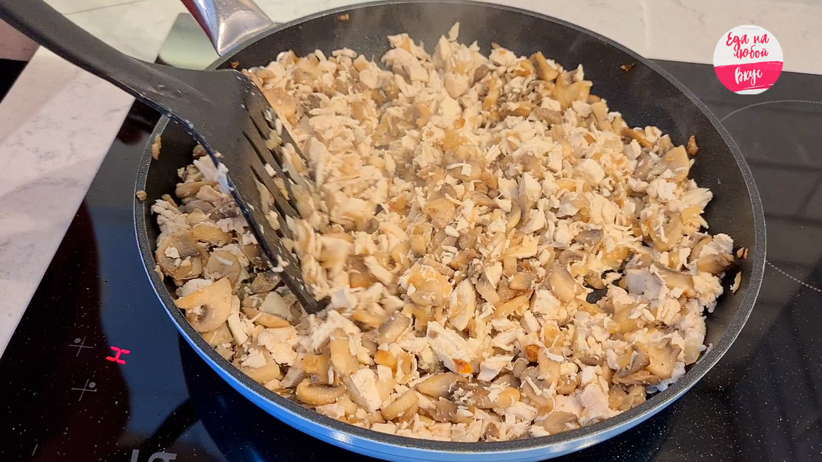 обжарка лука, грибов и курицы на сковороде
