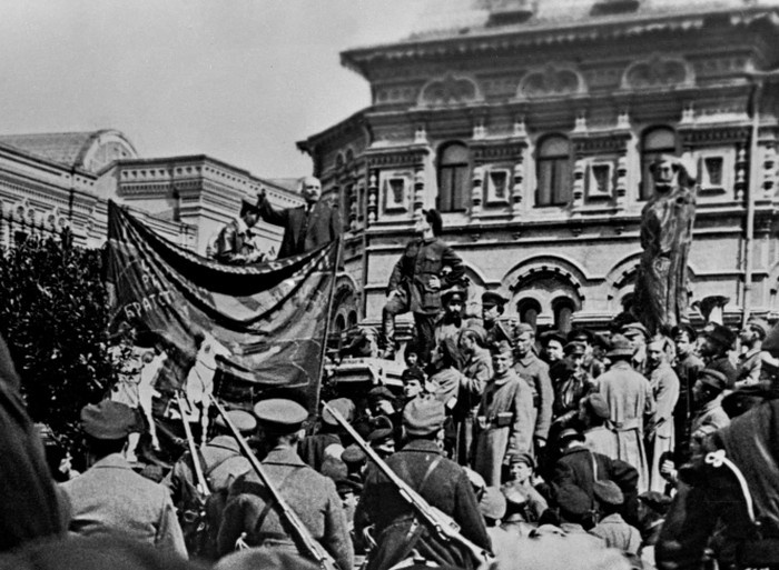 Ленин на Лобном месте 1 мая 1919 года. Справа видна статуя Стеньки Разина.