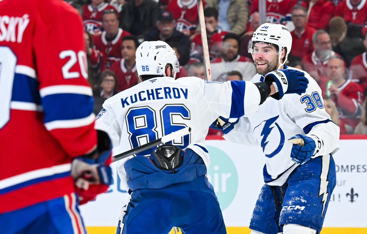    Нападающие "Тампы" Никита Кучеров и Брэндон Хэйгл  Minas Panagiotakis/Getty Images