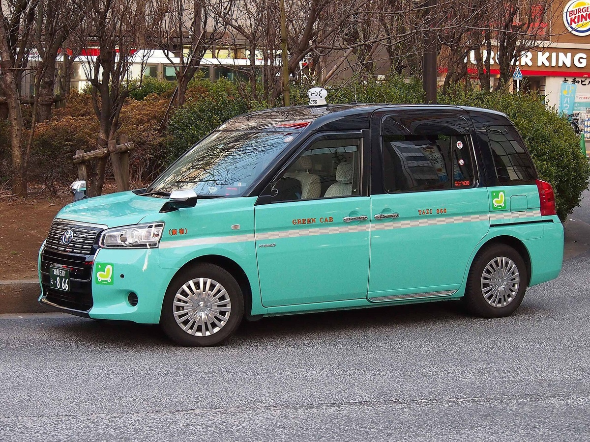 источник: https://commons.wikimedia.org/wiki/File:Green_Cab_866_JPN_Taxi_Mint_green_version.jpg (Creative Commons)