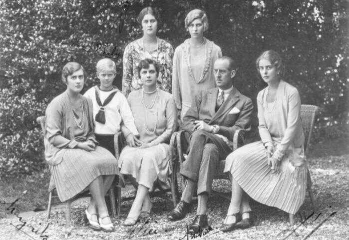 Родители принца Филиппа, он и его 4 сестры