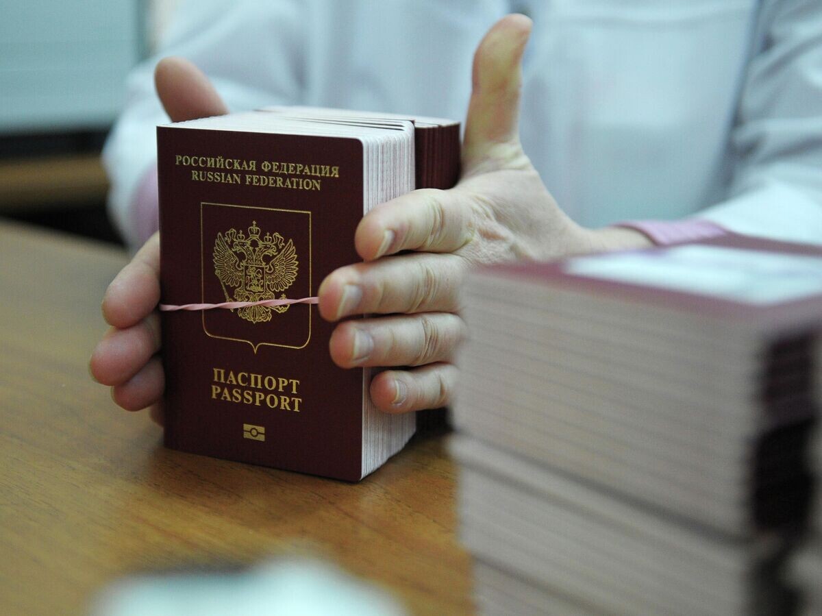    Биометрические заграничные паспорта граждан РФ | © РИА Новости / Григорий Сысоев