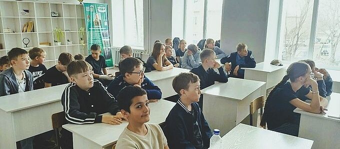 Школьники Целинной средней школы №2 сидят за партами