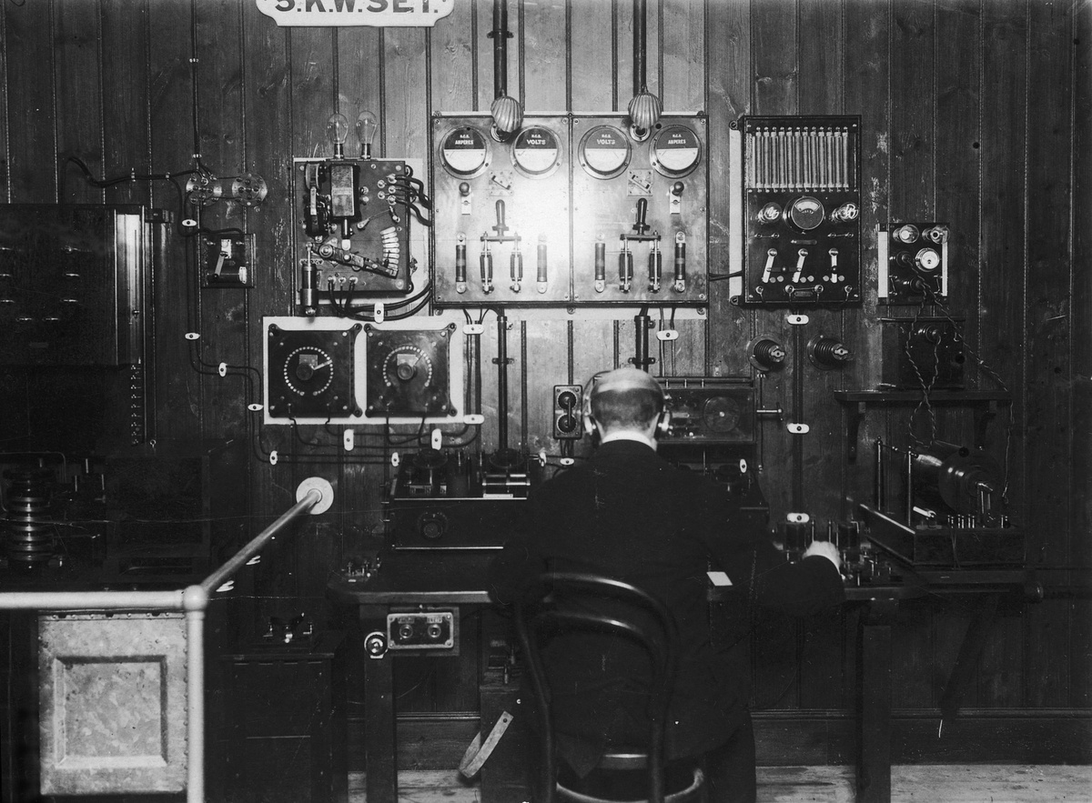     Оператор телеграфа. 1913 год / Gettyimages.ru / Topical Press Agency / Hulton Archive
