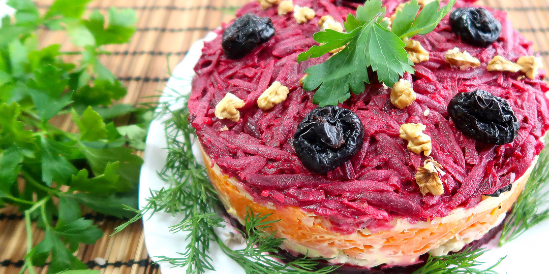 Слоеный салат «Чингисхан» с курицей, черносливом и орехами