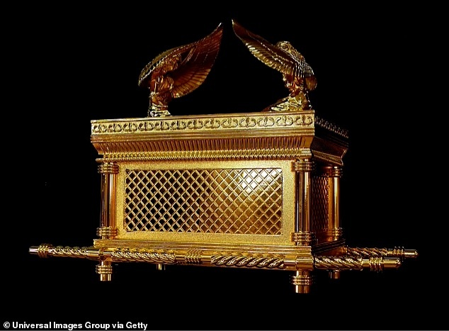 Слухи о том, что Ковчег Завета может быть спрятан в Ватикане, циркулируют уже несколько десятилетий, в основном из-за обширных коллекций реликвий Церкви и ограниченности её архивной системы. На фотографии представлена ​​реконструкция, основанная на тексте Библии.