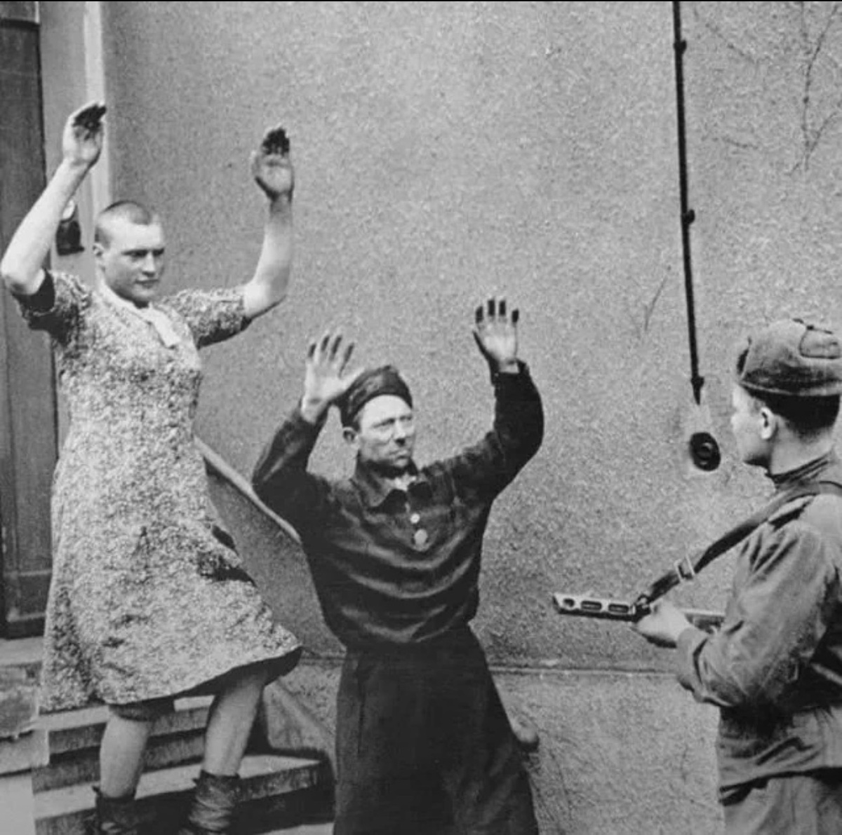 Немцы. Один переоделся женщиной