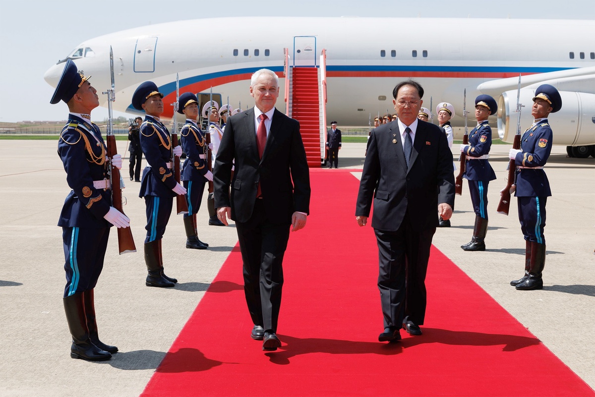    Министра обороны Андрея Белоусова встретил в аэропорту глава военного ведомства КНДР генерал армии Но Гван Чхоль./Мистерство обороны РФ/ РИА Новости