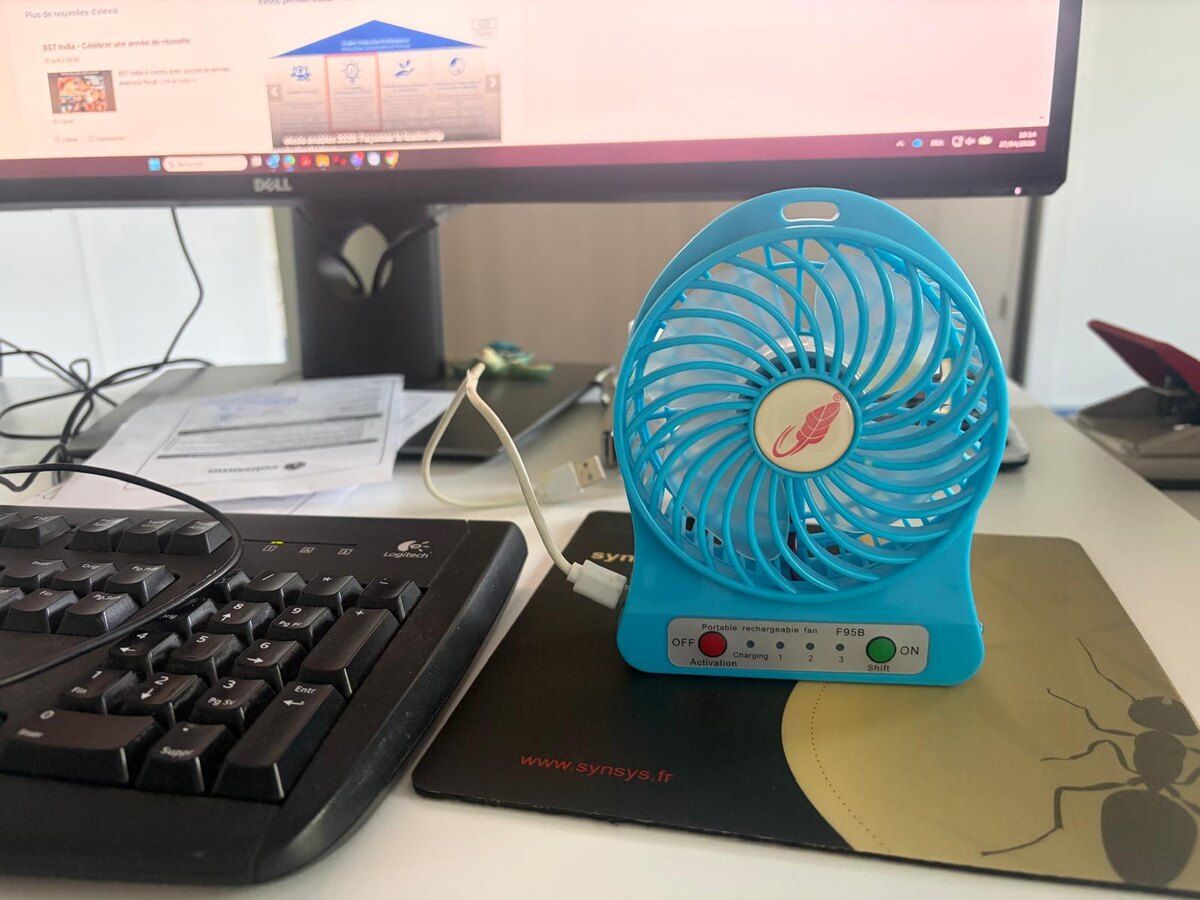 Моя система охлаждения в офисе. Глядя на этого USB-ветерка, думаю: "А может, рыбкам такой же подойдёт?" 😂