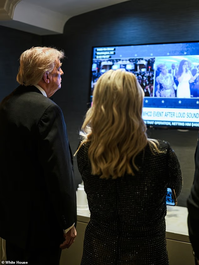 Трамп отсматривает видео в момент покушения