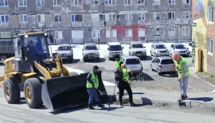 Коммунальные службы наводят красоту в неприглядном жилом квартале / фото: канал Петропавловск-Камчатский: официально в Мах