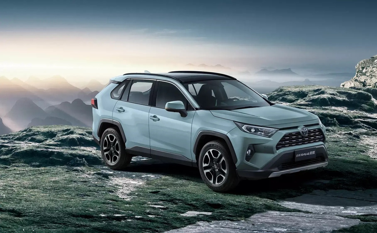    Новые автомобили Toyota китайского производства на парковке дилерского центра в России в 2026 году