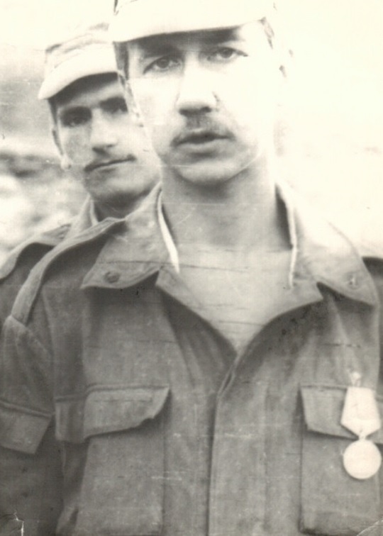 1985 год Панджшер, Руха, построение для вручения Правительственных наград. Толик Воличенко с медалью на груди, Володя Буруля за ним в строю.