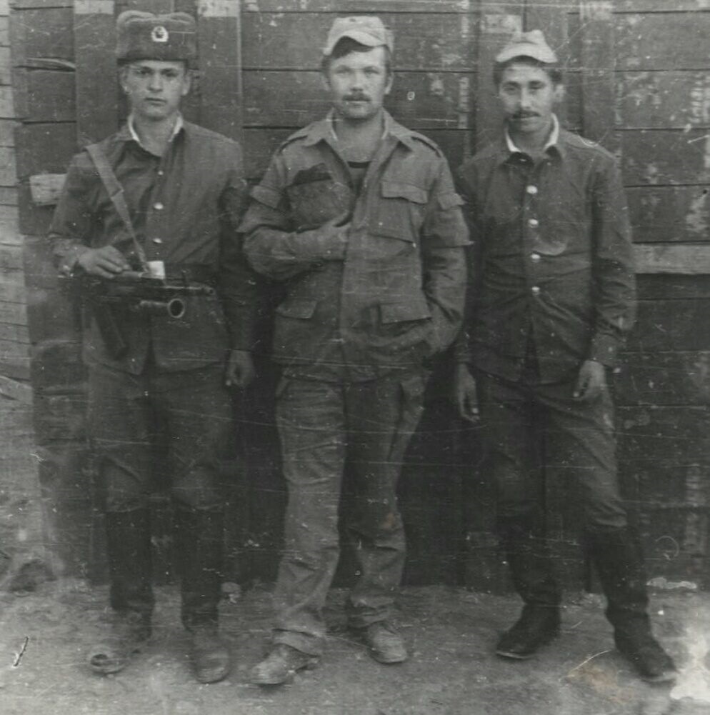 Панджшер, Руха, 1986 год, командир противотанкового взвода Константин Шапкин в компании дневальных. Смотрим на обувь.