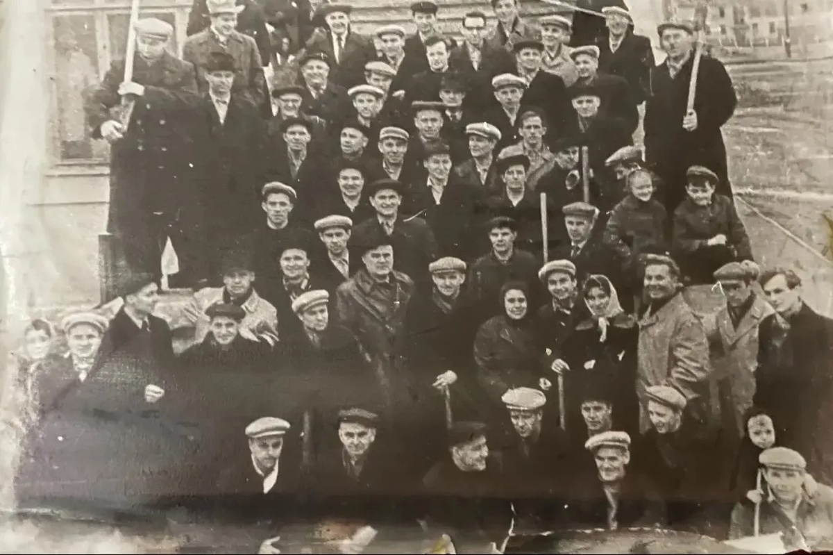 Работники Автозаводской ТЭЦ на субботнике, 1950-е годы. Том Михайлович и Михаил Томович Веселовы справа в нижнем ряду.